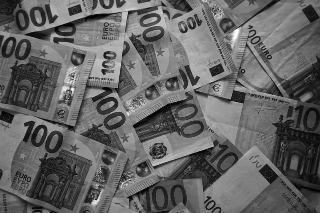 Steuerstrafrecht, Steuerhinterziehung: Das Bild zeigt 100 Euro-Scheine.