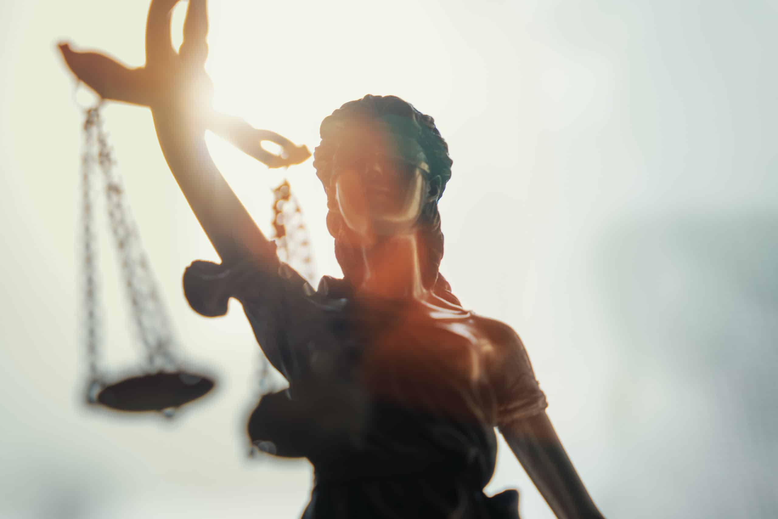 Statue der Justitia mit verbundenen Augen und Waage